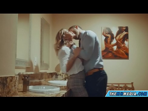 ❤️ Wakati blonde mwenye busty anakutongoza kwenye choo cha umma ❤️ ❤